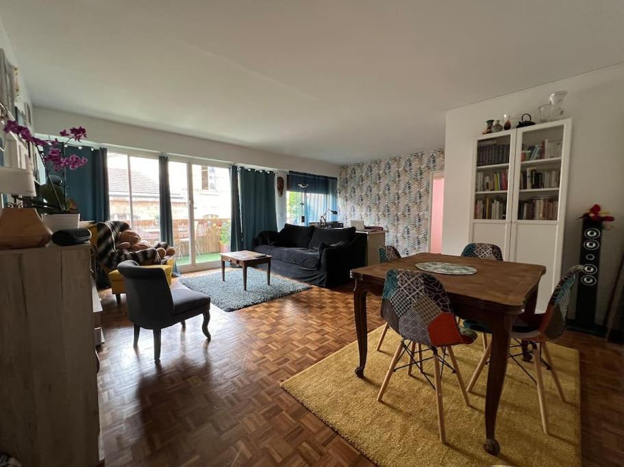 Grand Appartement Avec Balcon Et Parking Gratuit Sur Place Paris Exterior foto